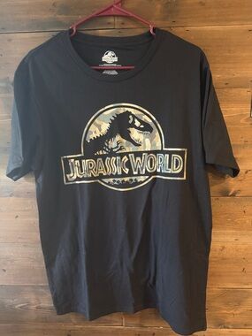 Men’s Jurassic World Camo Logo Black Tee